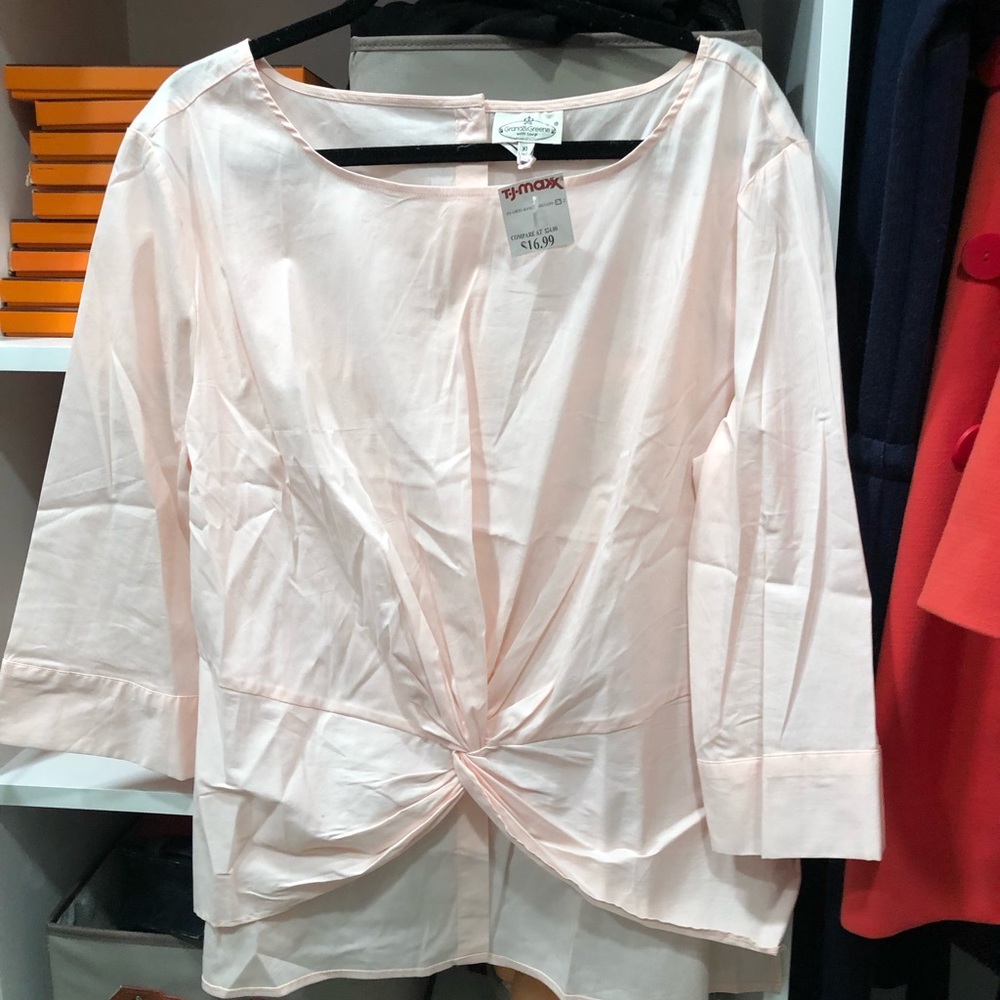 NWT very pretty peach color top GRAND & GREEN